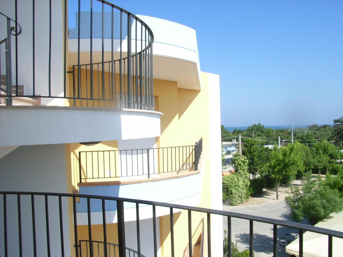 Residence Il Triangolo Roseto Degli Abruzzi Exterior foto